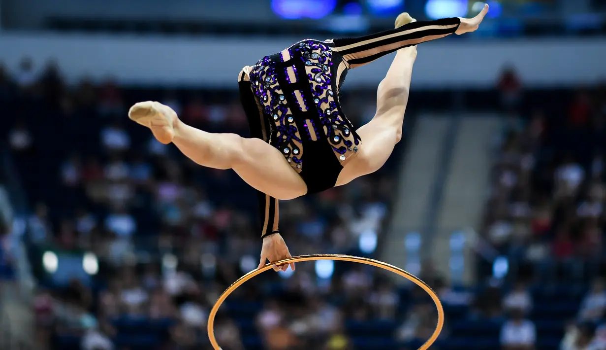 Vlada Nikolchenko dari Ukraina bertanding dalam Individual Multiple of the Senam Ritmik di Olimpiade Eropa 2019 di Minsk (22/6/2019). Pesta Olahraga Eropa ke-2 2019 di Minsk, Belarus dimulai dari 21 Juni sampai 30 Juni 2019.  (AFP Photo/Kirill Kudryavtsev)