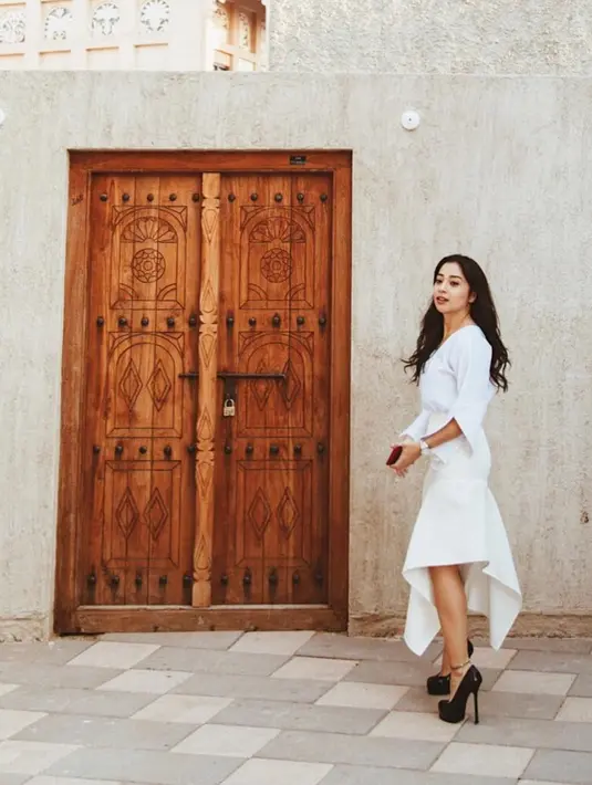 Rupanya Nikita Willy memang suka mengenakan baju polos tanpa motif yang detail. Kali ini, wanita 27 tahun itu tampak memesona dengan dress panjang warna putih. High heels hitam yang dipakai pun membuat penampilannya makin stylish.(Liputan6.com/IG/@nikitawillyofficial94)