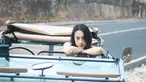 Nur Amalina Hayati atau akrab dikenal dengan nama Anya Geraldine ini memang selalu menyita gaya penampilannya. Termasuk saat ia tampil mencuri perhatian saat naik mobil atap terbuka. Gaya kece Anya ini berhasil bikin netizen terpukau. (Liputan6.com/IG/@anyageraldine)