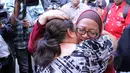 Ekspresi kesedihan di wajah Utami--istri komedian Ferrasta Soebardi alias Pepeng--saat beberapa keluarga memberinya pelukan di rumah duka di kawasan Cinere, Depok, Rabu (6/5/2015). Pepeng meninggal dunia di usia 60 tahun. (Liputan6.com/Helmi Afandi)