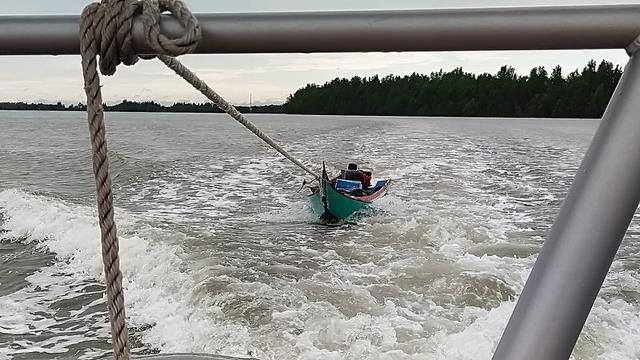 Perahu korban ditarik