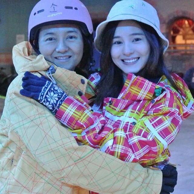 Aom Sushar bersama sang ibu | copyright facebook.com/AomSusharmanaying