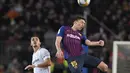 Aksi pemain Barcelona, Clement Lenglet pada leg kedua Copa Del Rey yang berlangsung di stadion Nou Camp, Barcelona, Kamis (31/1). Barcelona menang 6-1 atas Sevilla. (AFP/Luis Gene)