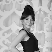 Dengan mengenakan tank top hitam, sang suami mengabadikan foto kehamilan pemeran Roekmini dalam film Kartini yang memasuki bulan keempat. Banyak yang memuji kecantikan perempuan 27 tahun itu. (Instagram/vickykharisma)