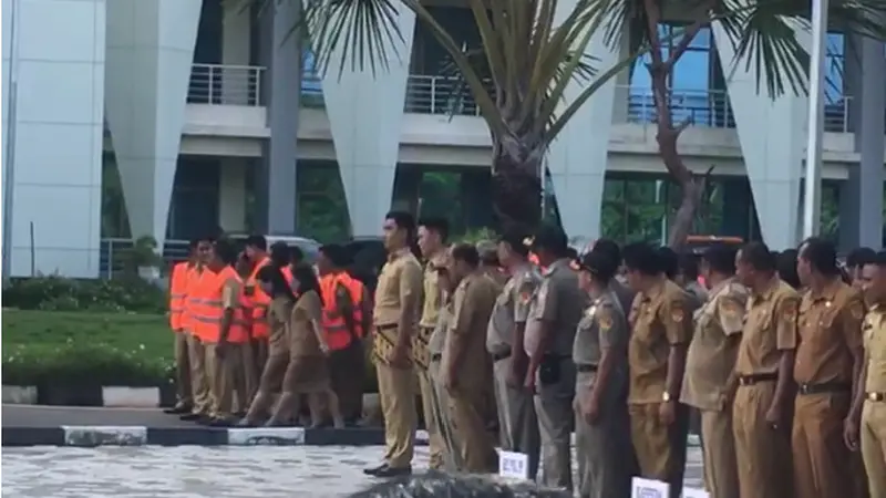 Rompi Oranye Bagi PNS NTT yang Dinilai Malas Kerja