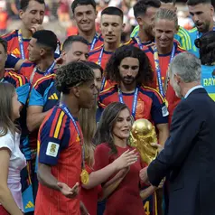 Raja Spanyol Felipe VI (kedua dari kanan) menyerahkan trofi pada Ratu Letizia setelah para pemain sepak bola Spanyol merayakan kemenangan pertandingan final Piala Dunia 2026 antara Spanyol dan Argentina di Stadion New York/New Jersey di East Rutherford pada 19 Juli 2026. (JUAN MABROMATA/AFP)