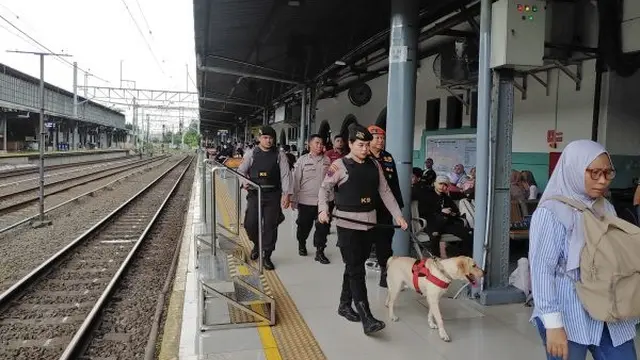 Menjelang libur Natal 2024 dan Tahun Baru 2025, PT KAI Daop 1 memperketat pengamanan di Stasiun Pasar Senen, Jakarta Pusat.