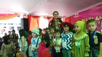 Menteri PPPA bernyanyi bersama dengan anak-anak PAUD Sumsel saat peringatan Hari Anak Nasional (HAN) 2017 (Liputan6.com / Nefri Inge)