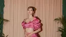 Lisa BLACKPINK tampil dengan gaya romantis mengenakan set dress polos fuschia  dari Louis Vuitton [@lalalalisa_m]