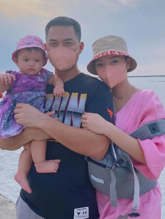 Kini, Zaskia Gotik sudah merasakan kebahagiaan dan kelengkapan dalam hidup dengan keluarga kecilnya bersama buah hati bernama Arsila Bungalia Sirkani. (Instagram/zaskia_gotix)