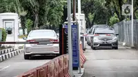 Mobil pengunjung melintasi pintu parkir IRTI Monas, Jakarta, Rabu (15/2/2023). Mobil yang telah lolos uji emisi akan dikenakan tarif parkir sebesar Rp 4.000 per jam, sedangkan yang belum lolos dikenakan tarif sebesar Rp 7.500. (merdeka.com/Iqbal S. Nugroho)