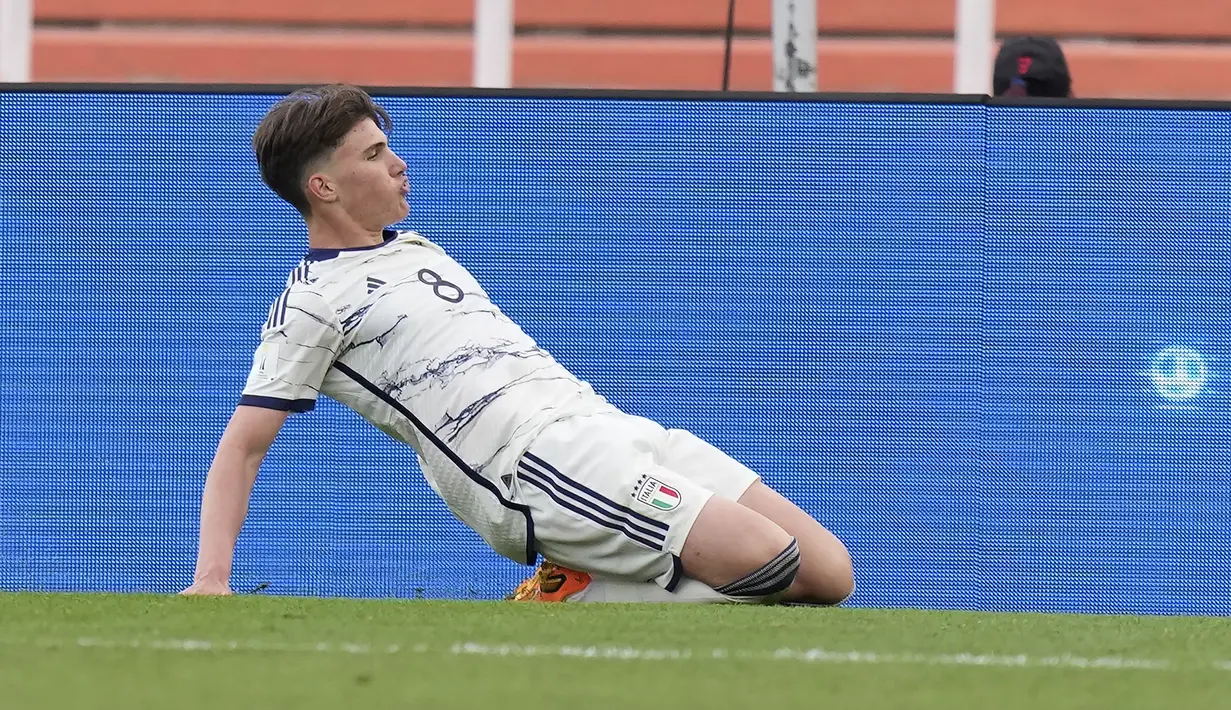Selebrasi gelandang Timnas Italia U-20, Cesare Casadei setelah mencetak gol ketiga ke gawang Republik Dominika pada laga terakhir Grup D Piala Dunia U-20 2023 di Malvinas Argentinas Stadium, Mendoza, Argentina (27/5/2023). (AP Photo/Natacha Pisarenko)