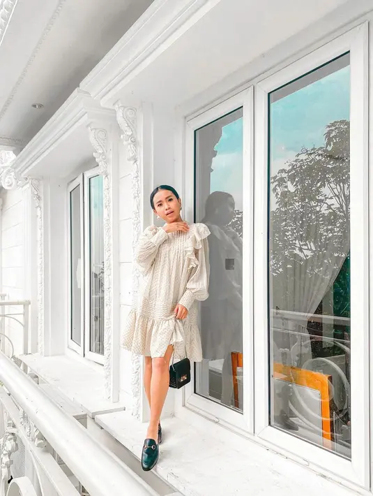 Di balik imejnya sebagai gadis sederhana, Ayya ternyata punya gaya modis di kehidupan sehari-harinya. Ia selalu tampil modis bergaya di tiap postingan Instagramnya. Salah satu gayanya yang mencuri perhatian adalah saat menggunakan busana putih ini. (Liputan6.com/IG/ayyarenita93).