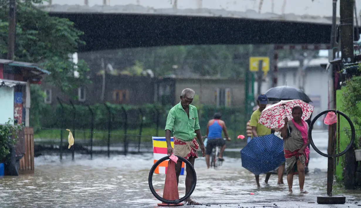 Hujan deras yang memicu terjadinya bencana banjir dan tanah longsor di Sri Lanka seiring dengan pemanasan dunia akibat perubahan iklim. (AP Photo/Eranga Jayawardena)
