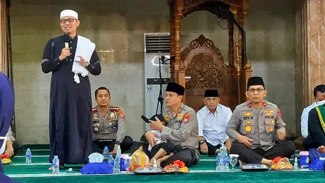 Kapolda Banten, Irjen Pol Rudy Heriyanto, memangku bocah berusia 5 tahun selama tausiyah dan berdoa (Liputan6.com/Pramita   Tristiawati)
