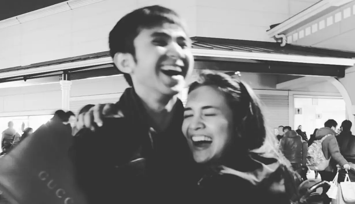Russel sangat mendukung karir Michelle sebagai aktris dengan ikut mengunggah poster-poster film sang kakak. (Liputan6.com/IG/@michelleziu)