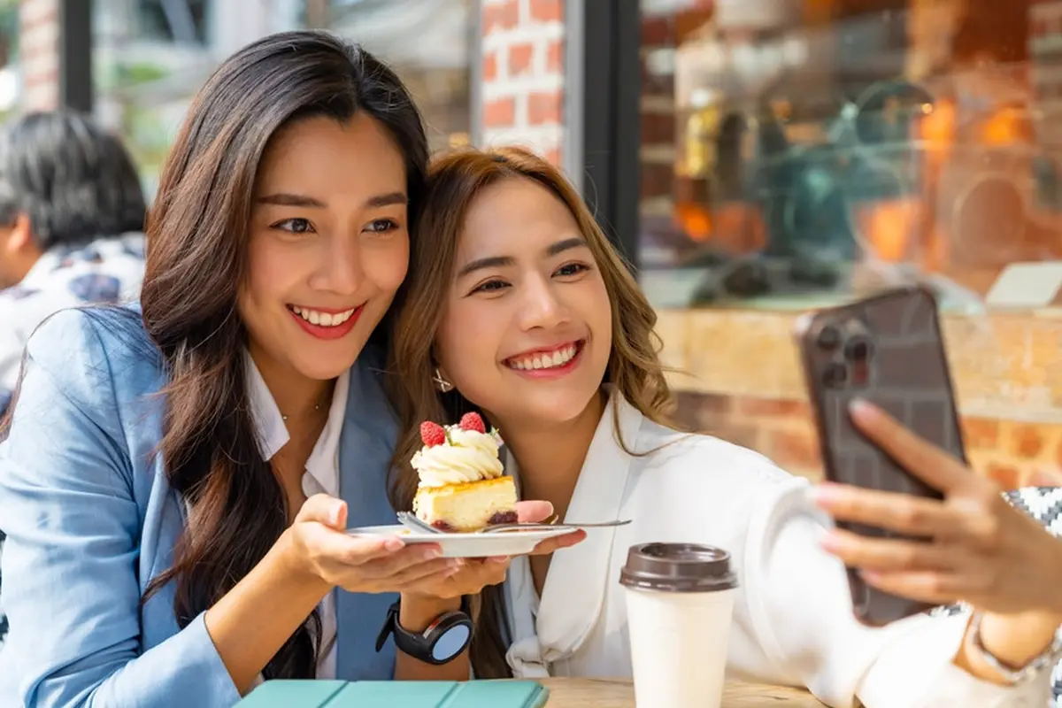 perempuan foto selfie teman