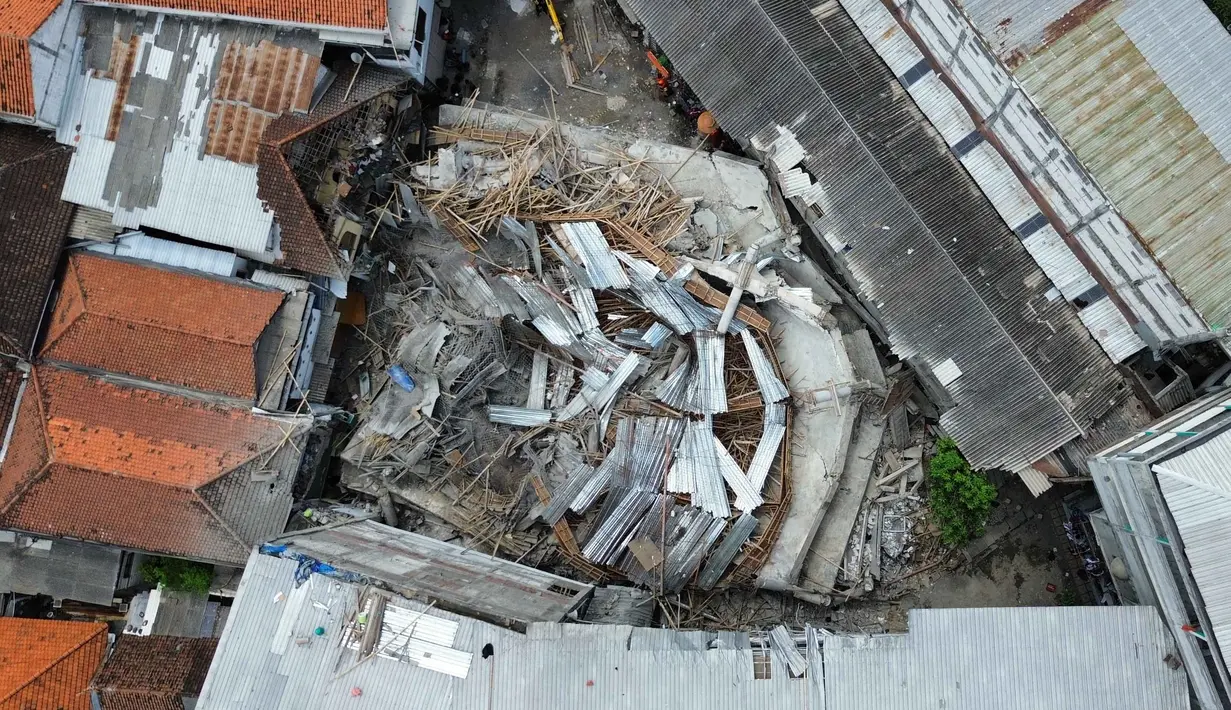 Foto udara menunjukkan reruntuhan bangunan musala yang runtuh di kompleks pesantren di Sidoarjo, Jawa Timur, Indonesia, Selasa, 30 September 2025. (AP Photo/Trisnadi)