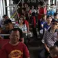 Sejumlah penumpang menjajal layanan bus Transjakarta koridor 13 rute Tendean-Ciledug, Jakarta, Minggu (13/8). Layanan gratis ini memberikan kesempatan kepada masyarakat yang ingin mengakses koridor 13. (Liputan6.com/Herman Zakharia)