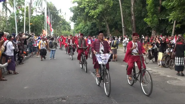 Peserta Parade Sepeda Tua di Denpasar mengenakan pakaian khas daerahnya