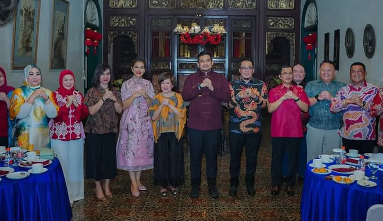 Dress yang dikenakan Kahiyang pun memerlihatkan tubuhnya yang langsing. Sementara itu, Bobby tampil dengan baju khas Tionghoa dengan kancing shanghai di bagian depan warna maroon, dipadukan celana panjang dan sepatu hitam. [@ayanggkahiyang]