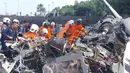 Foto yang dirilis pada tanggal 23 April 2024 oleh Departemen Pemadam Kebakaran dan Penyelamatan Perak ini menunjukkan tim penyelamat memeriksa lokasi kecelakaan setelah dua helikopter militer bertabrakan di Lumut, negara bagian Perak, Malaysia. (Handout/Departemen Pemadam Kebakaran dan Penyelamatan Perak/AFP)