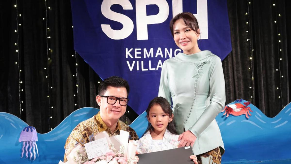 Pesona Shandy Aulia dalam Balutan Kebaya Hijau Mint Saat Hadiri Kelulusan TK Sang Putri