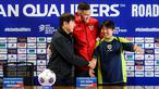 Pelatih Timnas Indonesia, Shin Tae-yong (kiri) mengajak penerjemahnya Jeong Seok-seo atau Jeje untuk berfoto bersama dengan Jay Idzes saat konferensi pers menjelang laga lanjutan putaran ketiga grup C Kualifikasi Piala Dunia 2026 melawan Jepang di Stadion Utama Gelora Bung Karno (SUGBK), Senayan, Jakarta, Kamis (14/11/2024). (Bola.com/Bagaskara Lazuardi)
