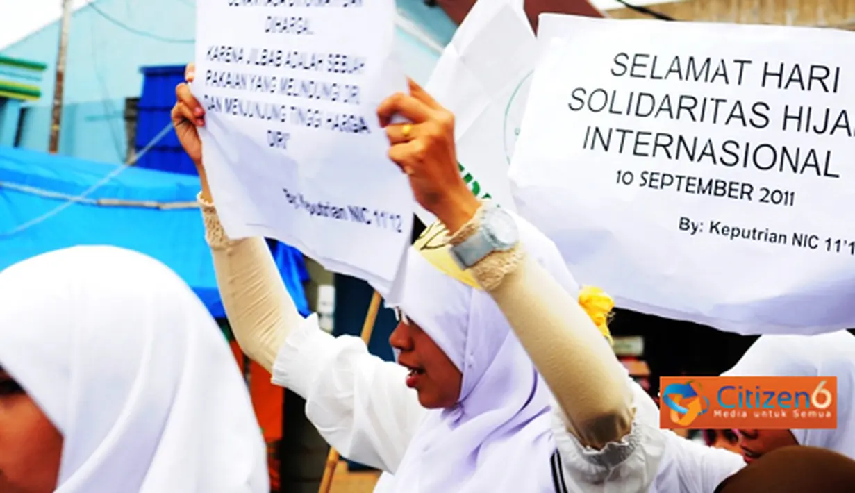 Citizen6, Padang: Aksi Simpatik internasional hijab solidarity day digelar di Kota Padang, Sabtu(10/09). Aksi yang diikuti oleh Muslimah Sumbar, ini dimulai pukul 10.00 WIB bertempat di depan kantor Gubernur Sumbar. (Pengirim: Amin)