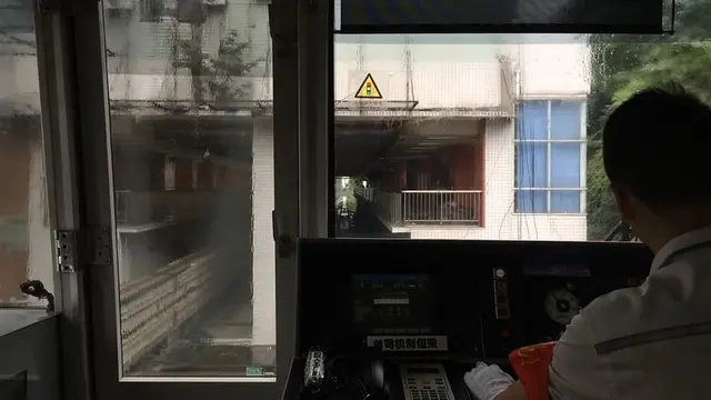 Kereta Api Ini Melewati Bagian Tengah Gedung Apartemen 19 Lantai, Menakjubkan