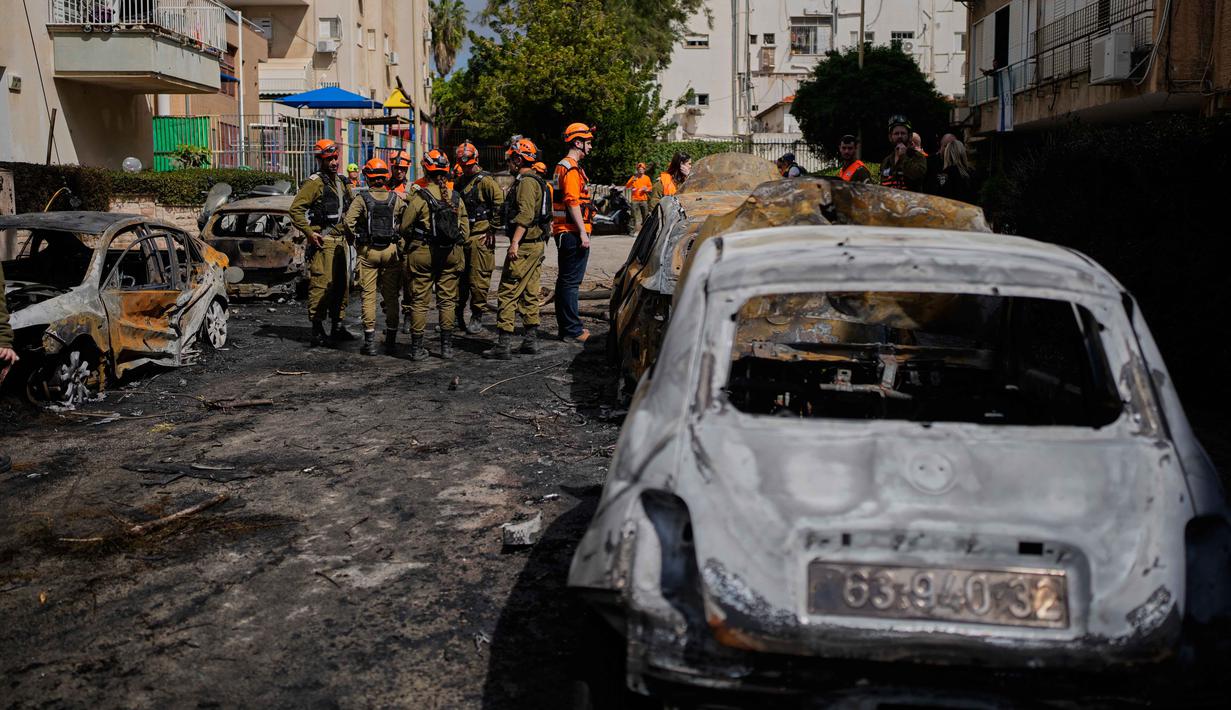 Iran mengklaim ini merupakan balasan terhadap Amerika Serikat dan Israel yang melancarkan serangan udara bersama ke Teheran pada 28 Februari 2026. Tampak dalam foto, pasukan keamanan Israel dan tim penyelamat memeriksa lokasi yang terkena serangan rudal Iran di Petah Tikva, Israel, Selasa 31 Maret 2026. (AP Photo/Ohad Zwigenberg)