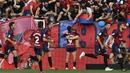 Para pemain Osasuna merayakan gol yang dicetak Roberto Torres pada laga La Liga di Stadion El Sadar, Pamplona, Sabtu (31/8). Kedua klub bermain imbang 2-2. (AP/Alvaro Barrientos)