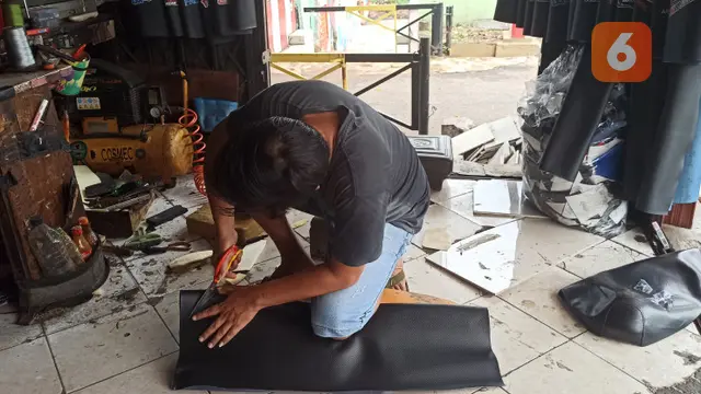 Proses penggantian kulit jok motor (Fahmi/Liputan6)