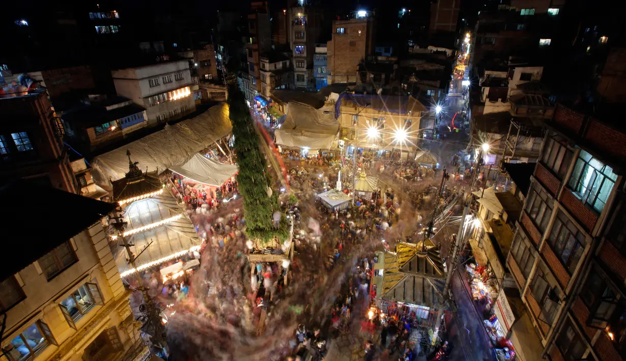 Suasana saat warga Nepal merayakan festival Seto Machindranath di Kathmandu, Nepal (4/4). Seto Machindranath adalah dewa yang disembah oleh kedua penganut keyakinan Hindu dan Budha di Kathmandu. (AP Photo / Niranjan Shrestha)
