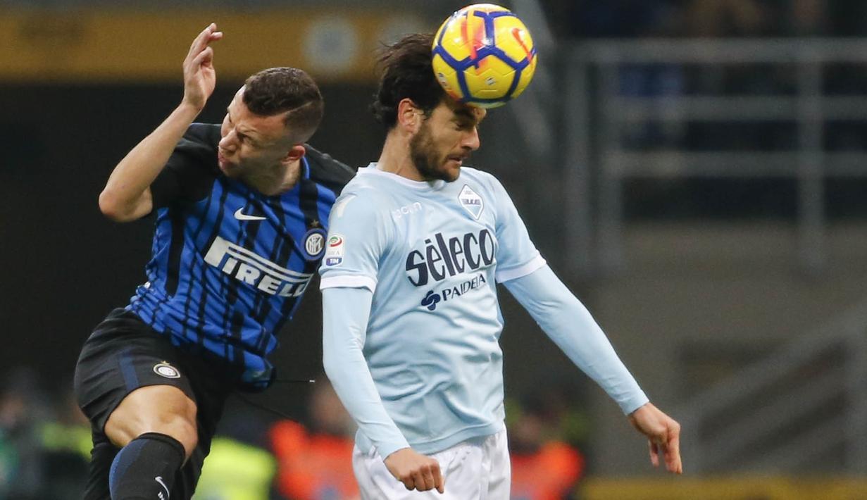 Gelandang Inter Milan, Ivan Perisic, duel udara dengan gelandang Lazio, Marco Parolo, pada laga Serie A, Italia di Stadion Giuseppe Meazza, Milan, Sabtu (30/12/2017). Inter Milan ditahan imbang 0-0 oleh Lazio. (AP/Antonio Calanni)