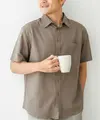 Untuk outfit meeting di masa PPKM, kamu hanya membutuhkan atasan yang kasual dan nyaman. Di koleksi terbaru THENBLANK, kamu bisa mengenakan Daily Shirt merupakan jenis kemeja basic yang wajib dimiliki setiap orang. Kerahnya reguler dan tersedia dalam warna, Flax dan Pavement (THENBLANK)