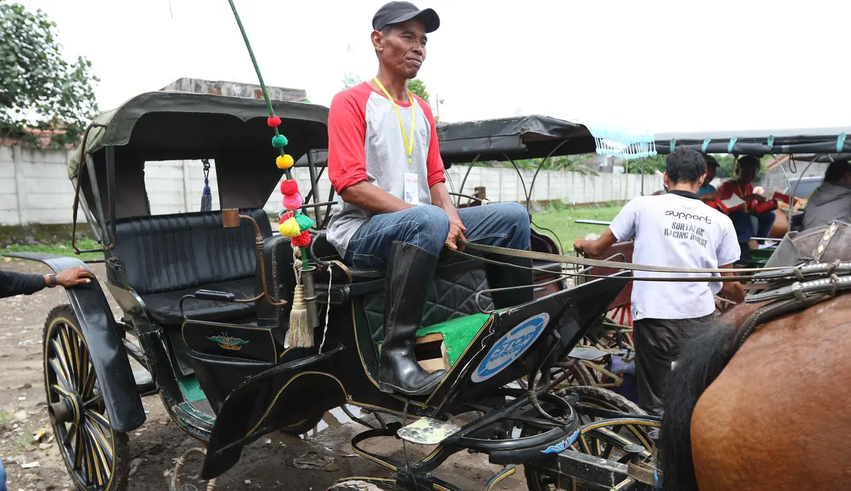Kereta kencana yang akan digunakan dalam pernikahan Kahiyang Ayu dan Bobby Nasution tiba di Graha Saba, Solo, Selasa (7/11). Jelang pernikahan putri Presiden Jokowi,  kereta kencana disiapkan untuk mengantar Kahiyang dan Bobby. (Liputan6.com/Angga Yuniar)