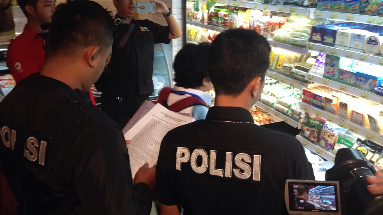 Razia produk kedaluwarsa PT PRS. (Liputan6.com/Ady Anugrahadi)