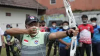 Menteri Pemuda dan Olahraga Zainudin Amali mencoba memanah saat meninjau PPLP DIY di Bantul, Yogyakarta, Sabtu (22/1/2021). (foto: Kemenpora)