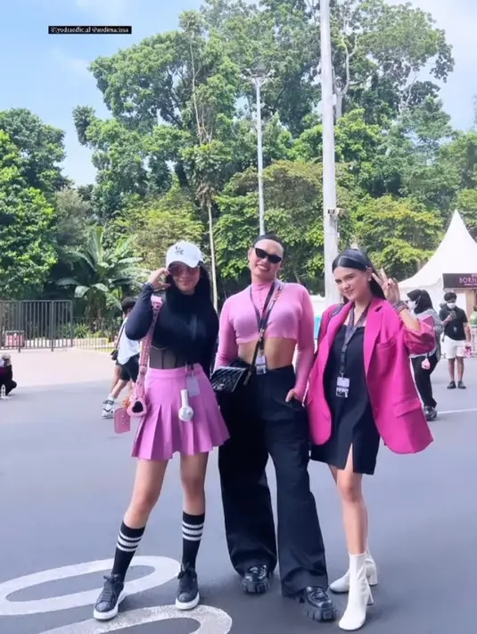 Ada juga Lyodra Ginting mengenakan turtleneck hitam dan rok tenis warna pink. @wandahara.