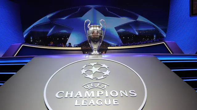 Ilustrasi Logo dan trofi Liga Champions. (AFP/Valery Hache)