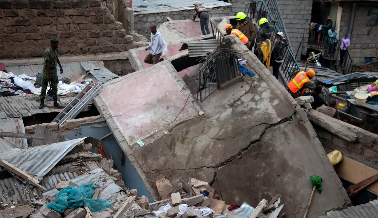 Petugas penyelamat mengevakuasi korban yang terjebak puing bangunan lima lantai yang runtuh di daerah permukiman di ibu kota Kenya, Nairobi, Minggu (4/6). Belum jelas yang menjadi sebab runtuhnya gedung tersebut. (AP Photo/Ben Curtis)