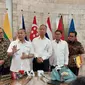 Menteri Perdagangan (Mendag) Zulkifli Hasan bertemu dengan Menteri Perindustrian (Menperin) Agus Gumiwang Kartasasmita di Kantor Kementerian Perdagangan, Jumat (19/7/2024). (Arief/Liputan6.com)