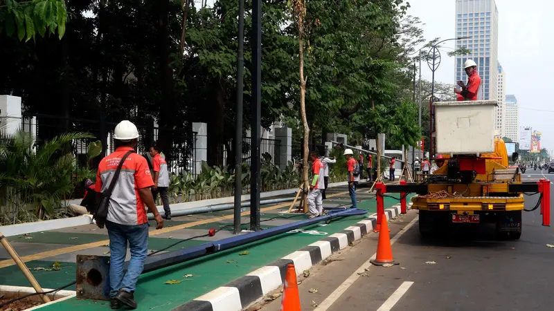 Halangi Jalur Sepeda, Tiang Lampu di Kawasan GBK Dicabut