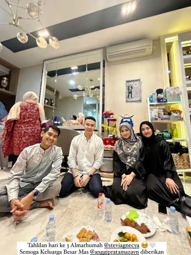 6 Potret Fitri Carlina di Momen Tahlilan Meninggalnya Stevie Agnecya
