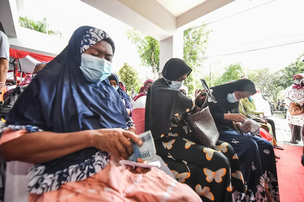 Warga Surabaya menerima BLT minyak goreng. (Dian Kurniawan/Liputan6.com).