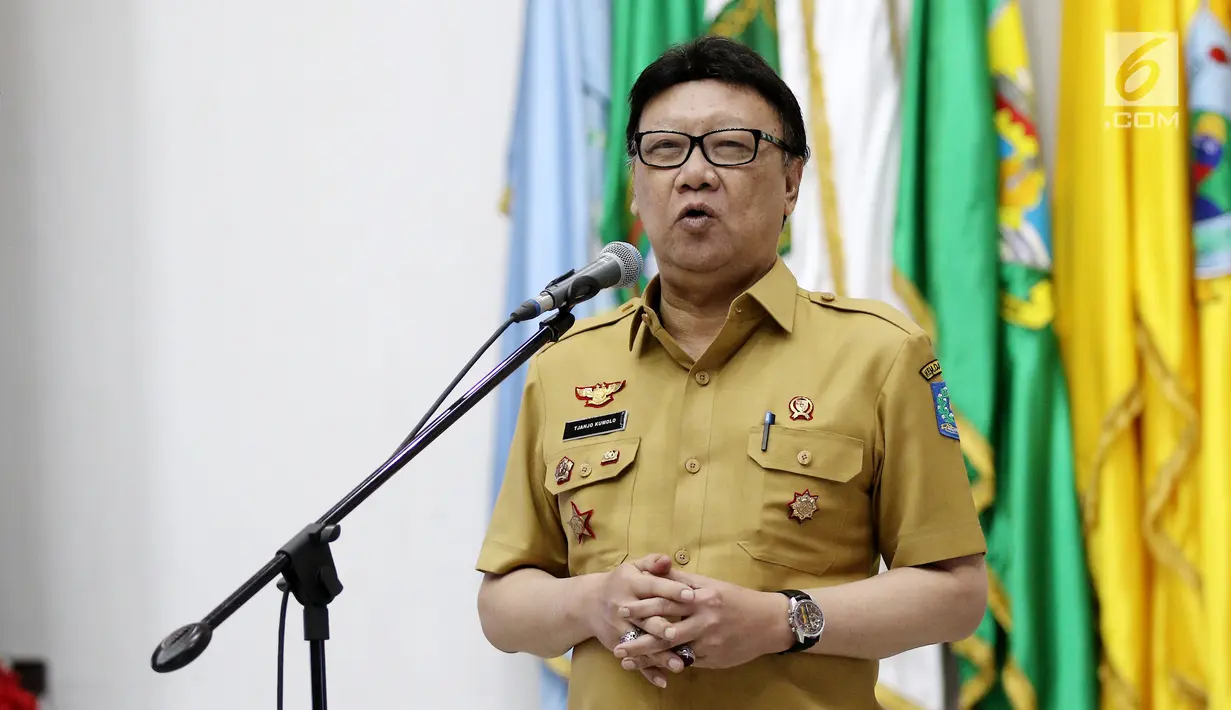 Mendagri, Tjahjo Kumolo memberikan sambutan pada acara serah terima surat penugasan Pelaksana Tugas (Plt) Gubernur Aceh dan Bupati Bener Meriah di Kemendagri Jakarta, Senin (9/7). (Liputan6.com/Herman Zakharia)