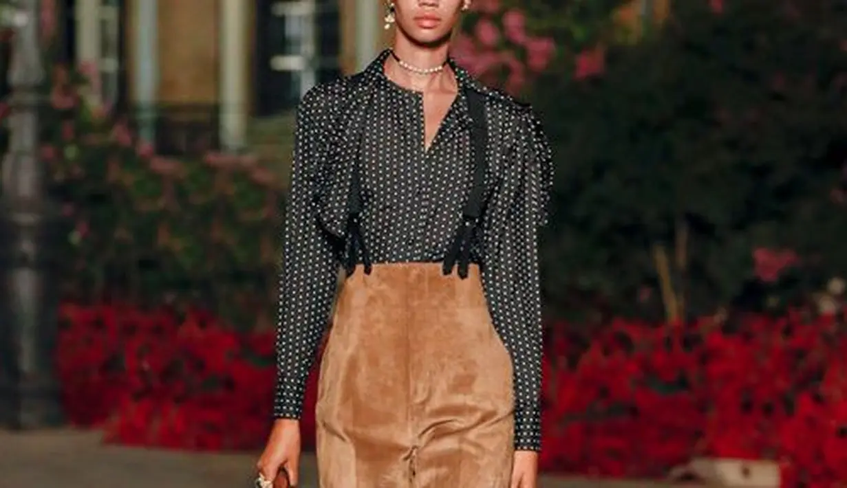 <p>Volume pakaian dipertimbangkan dengan cermat, meningkatkan kontras, renda muncul dalam berbagai bentuk, jaket Bar diciptakan kembali dengan beludru berwarna hitam yang disulam dengan berbagai benang emas. Foto: Document/Dior.</p>