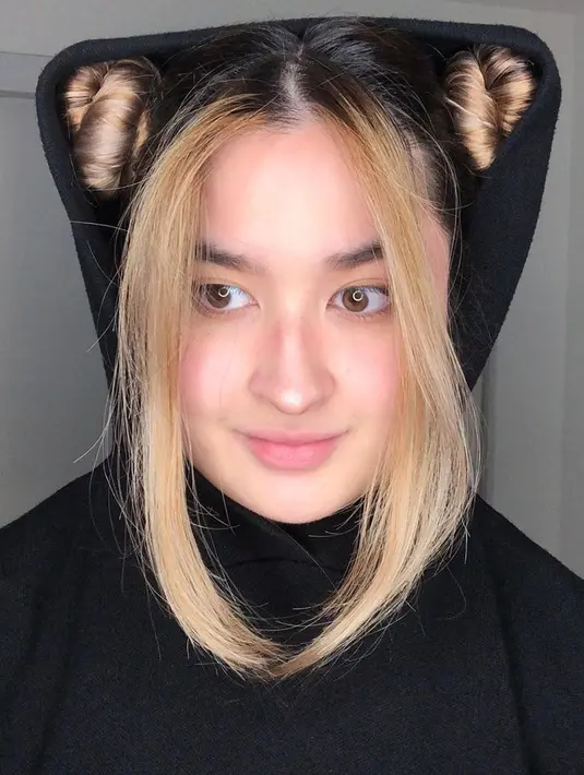 Stephanie Poetri juga pernah mewarnai rambutnya menjadi blonde pada bagian poni. Penampilannya satu ini pun membuatnya terlihat berbeda. (Liputan6.com/IG/@stephaniepoetri)