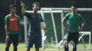 Pelatih Timnas Indonesia U-22, Luis Milla, memberikan instruksi saat latihan di Lapangan SPH Karawaci, Banten, Kamis (20/4/2017). (Bola.com/Vitalis Yogi Trisna)